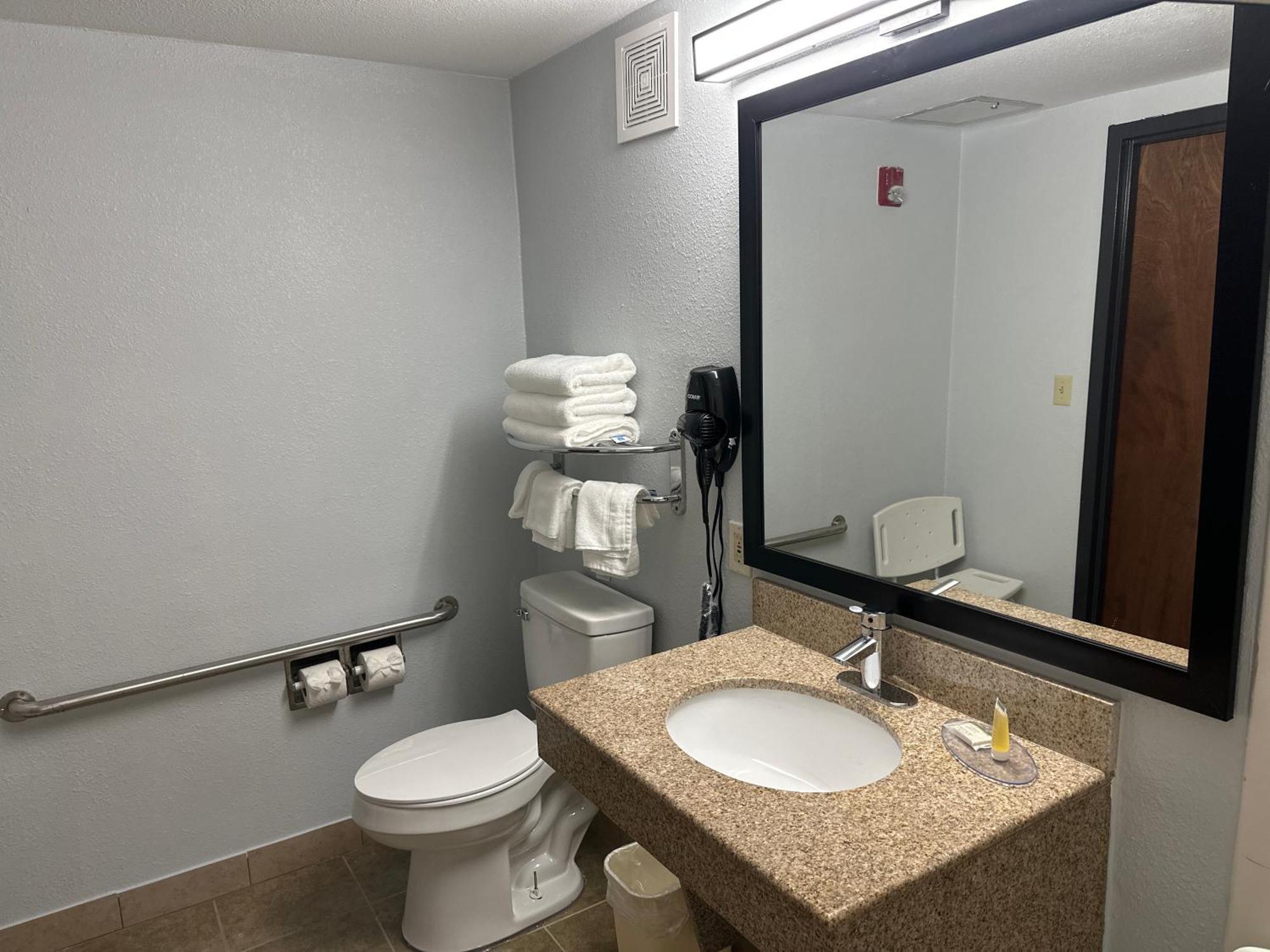 Super 8 By Wyndham Alexandria La Otel Dış mekan fotoğraf