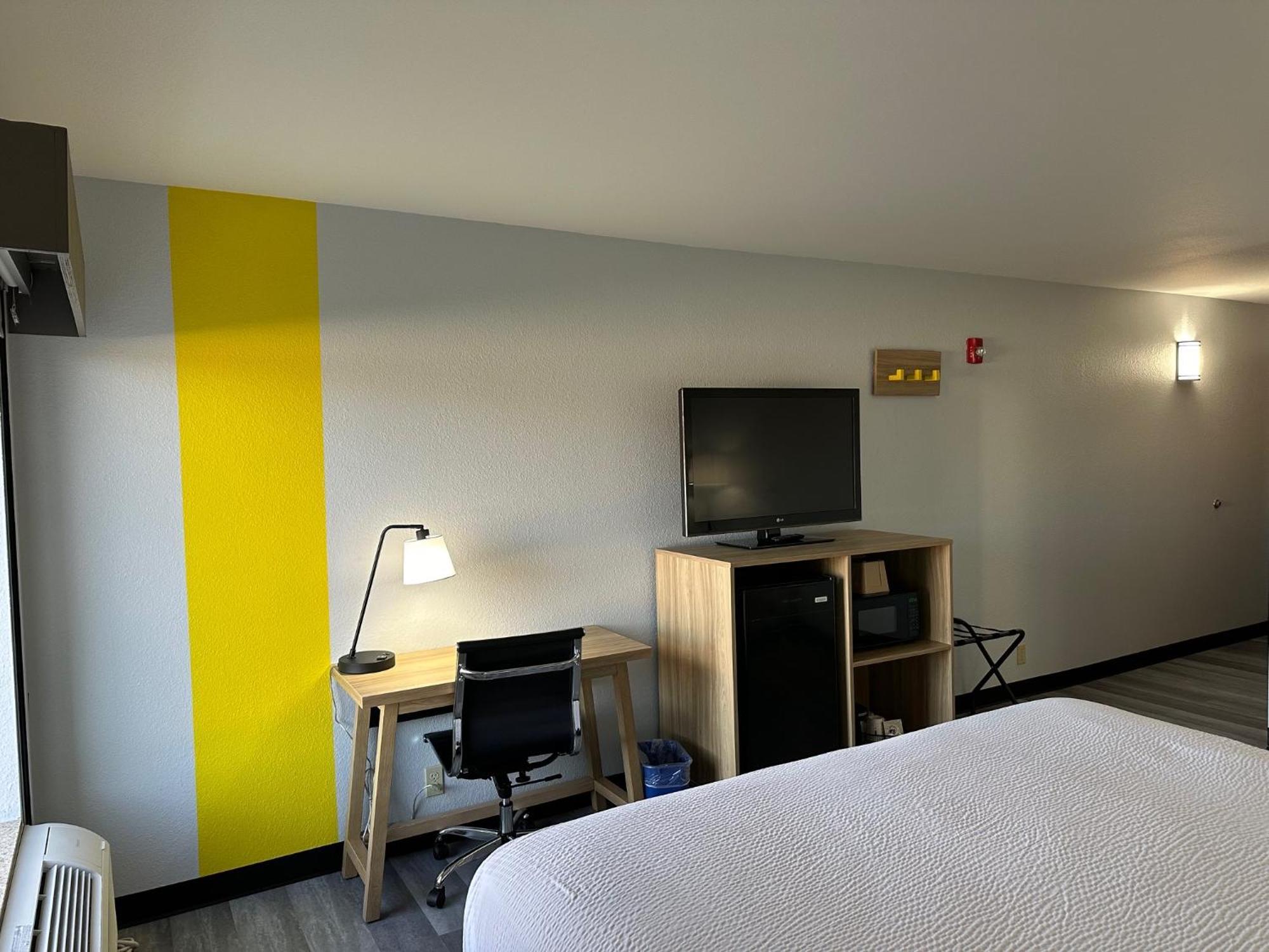 Super 8 By Wyndham Alexandria La Otel Dış mekan fotoğraf