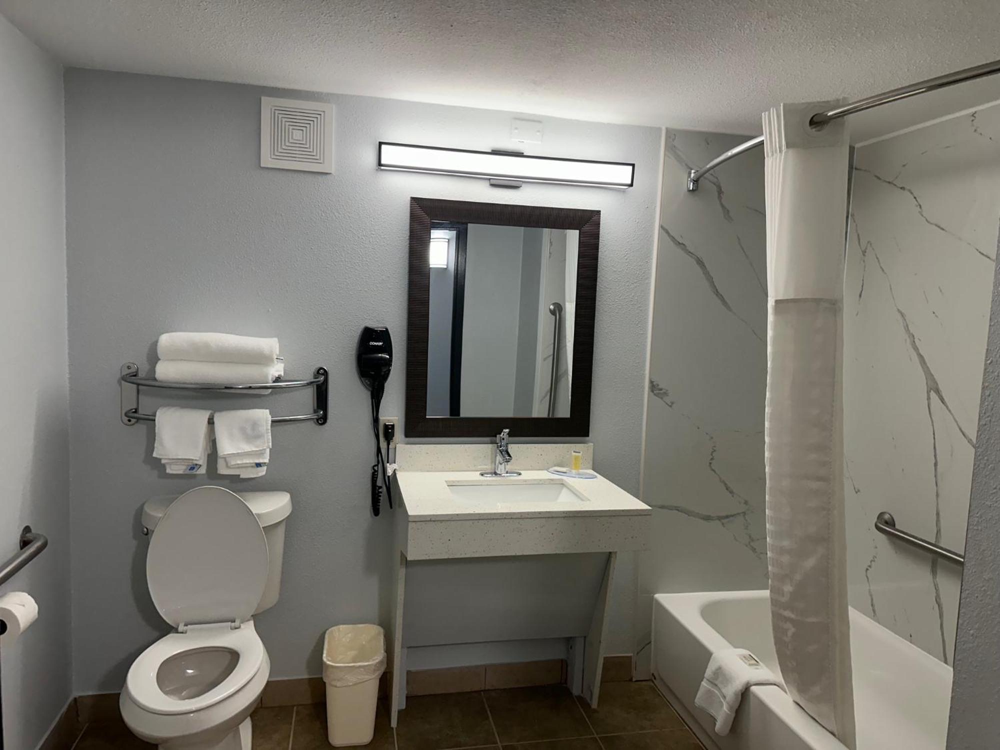 Super 8 By Wyndham Alexandria La Otel Dış mekan fotoğraf