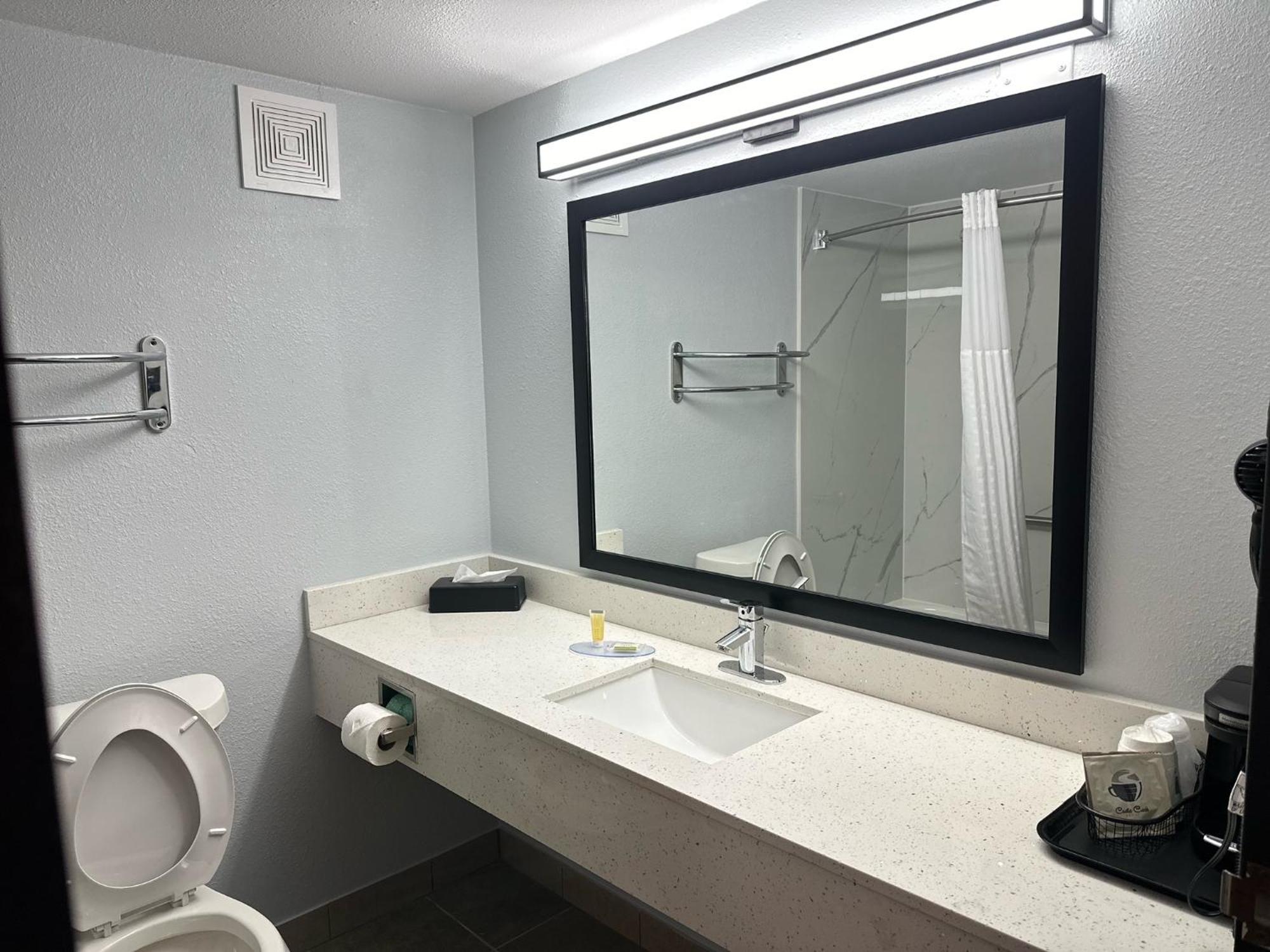 Super 8 By Wyndham Alexandria La Otel Dış mekan fotoğraf