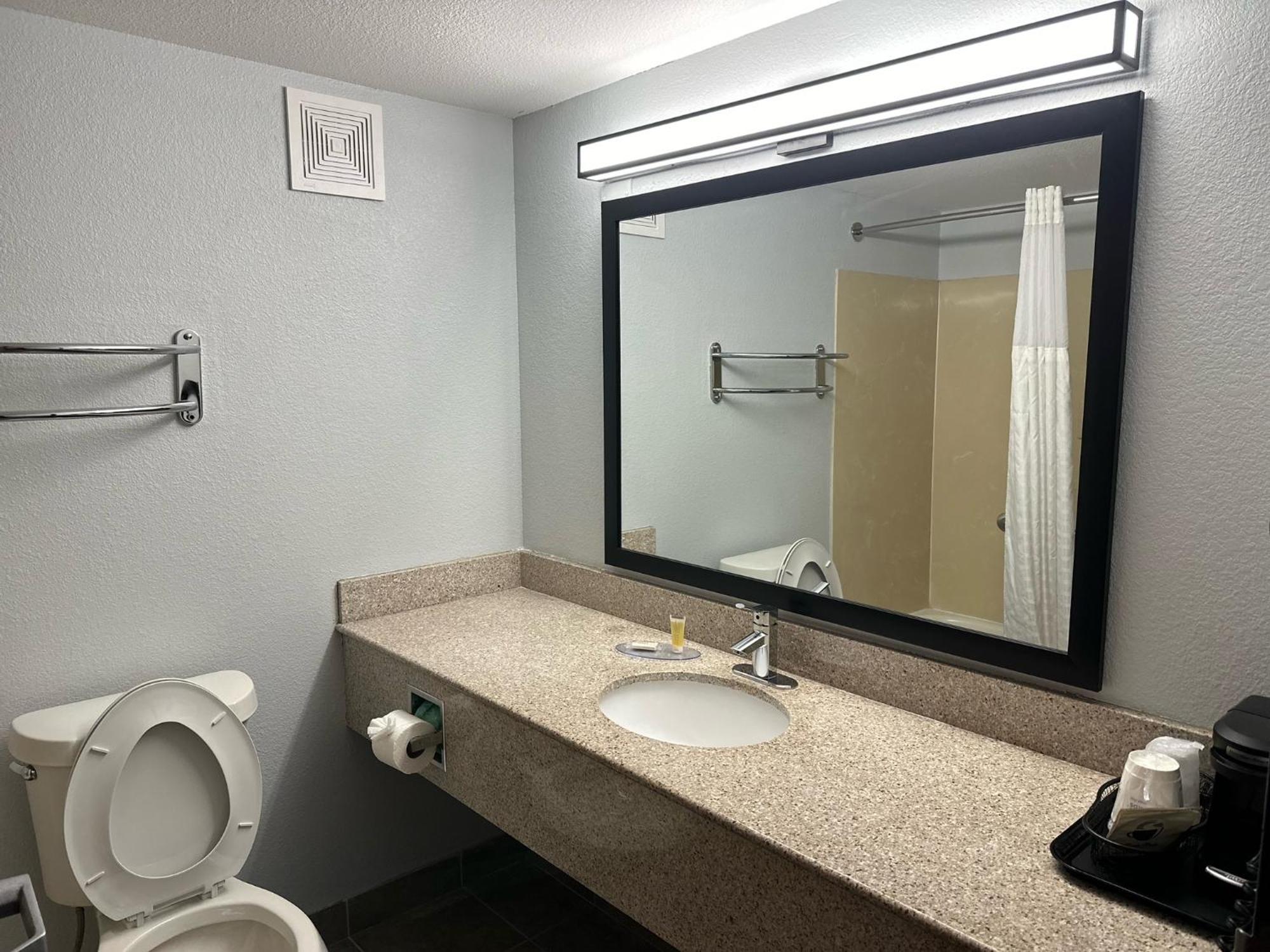 Super 8 By Wyndham Alexandria La Otel Dış mekan fotoğraf