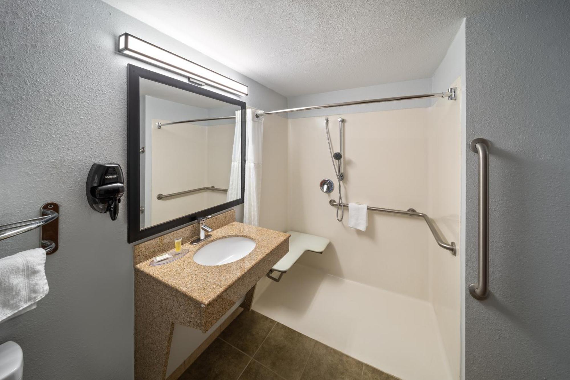 Super 8 By Wyndham Alexandria La Otel Dış mekan fotoğraf